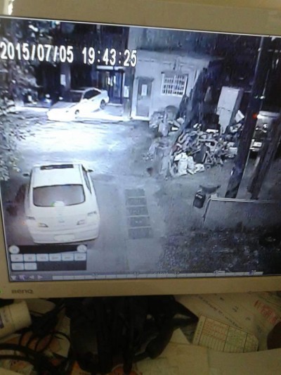 發現裝有毒物紙袋的前一晚監視器畫面，都有一台白色小轎車在四處丟擲不明物品。