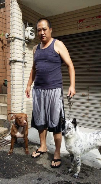 汪先生和他大難不死的愛犬阿花（右），以及另一隻領養來的愛犬可樂（左）。