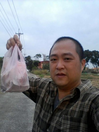 汪先生常常像這樣一撿就是一、二百包的劇毒農藥紙袋。