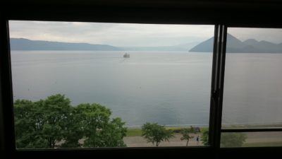 洞爺湖旁邊飯店面向湖的窗景