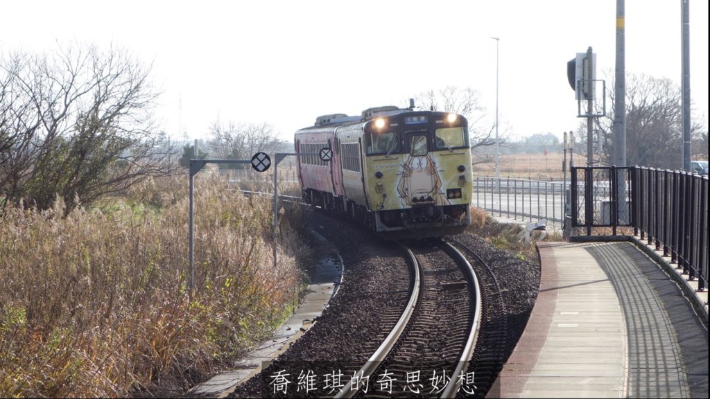 悠閒地行駛在日本海鄉間田園風光中的鬼太郎列車－鼠男號