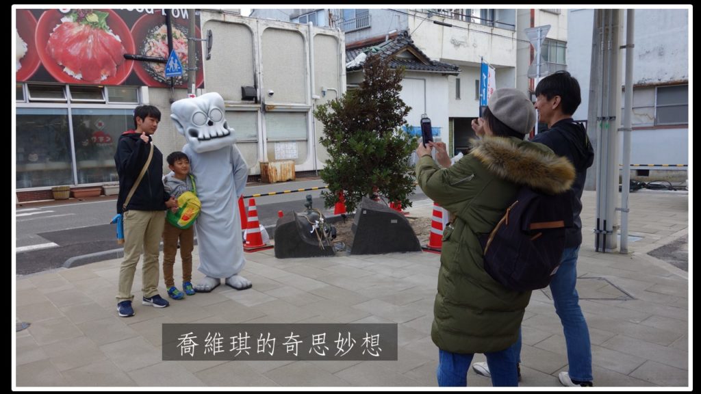 在最接近水木茂紀念館的十字路口，有寬闊的人行道，妖怪人偶常會閒晃到此地，許多遊客都在開心拍照～ 