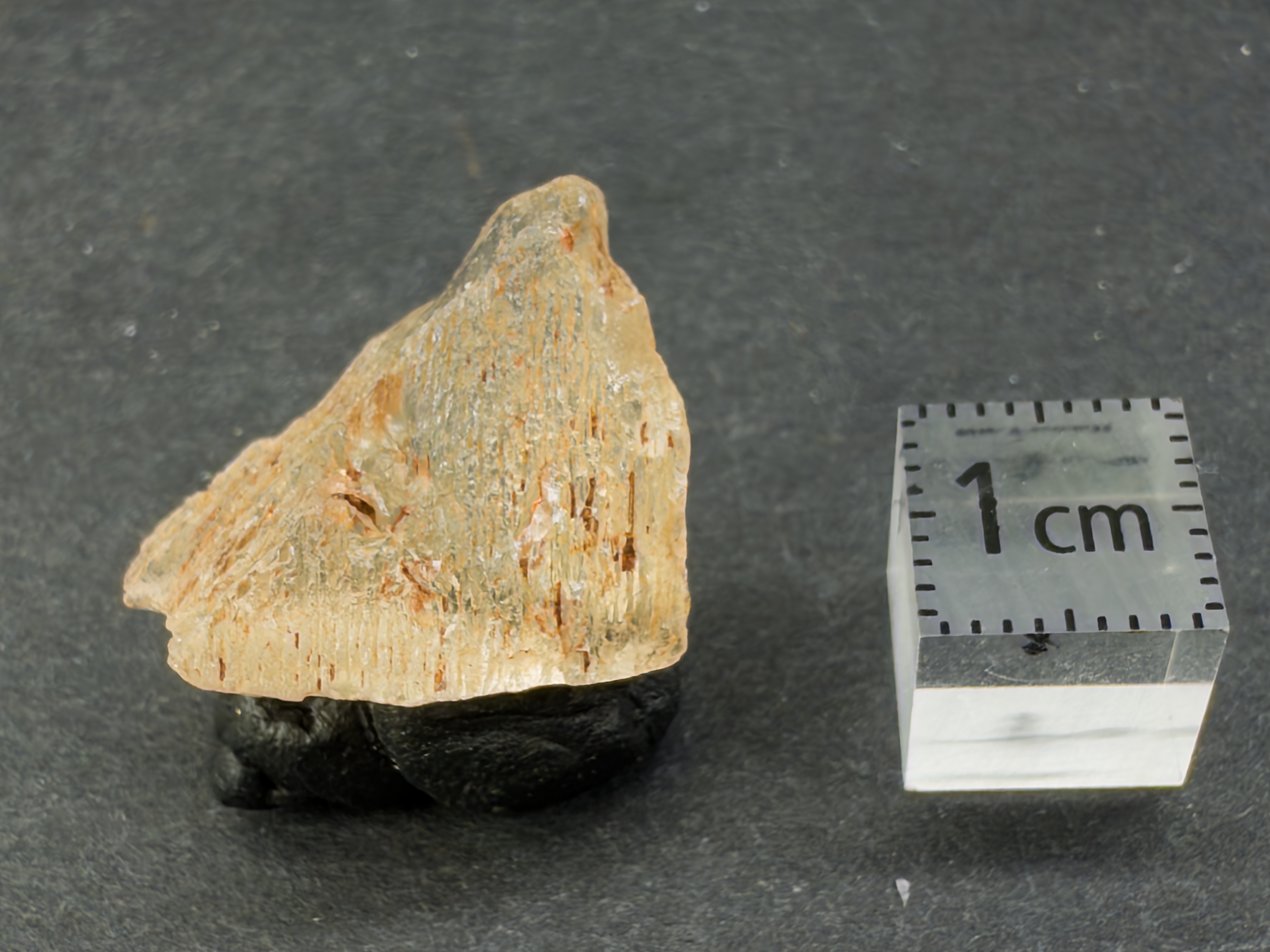 方柱石 – Fluorescent Minerals Shop